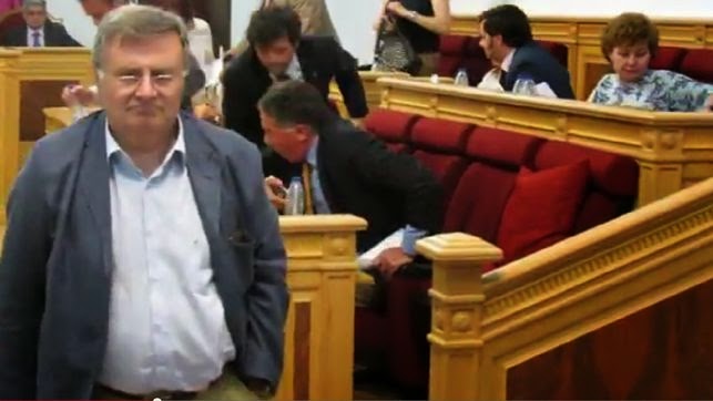 Arturo García-Tizón Presidente de la Comisión Constitucional abandonando el pleno del Ayto de Toledo